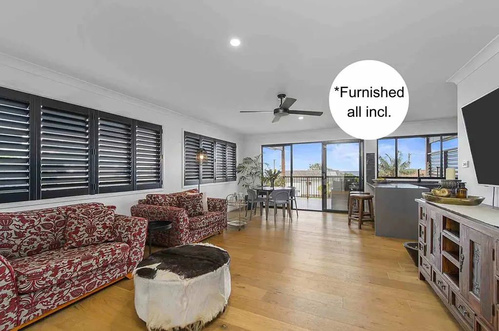 Upstairs apartment with sea view