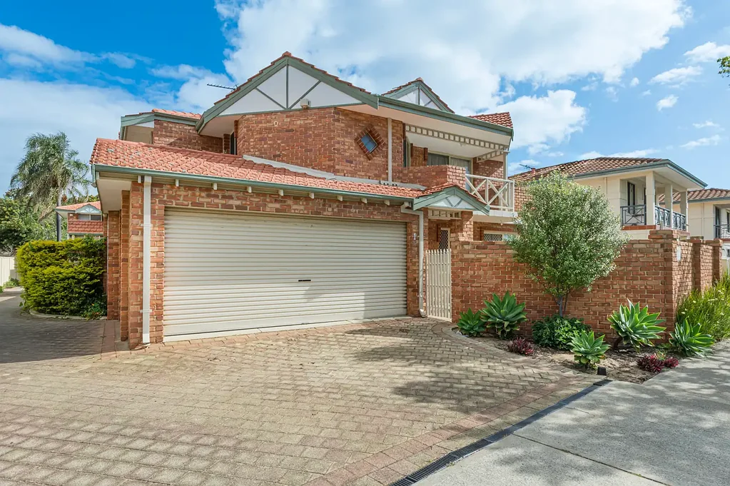 Unfurnished  Townhouse In Fantastic Location !