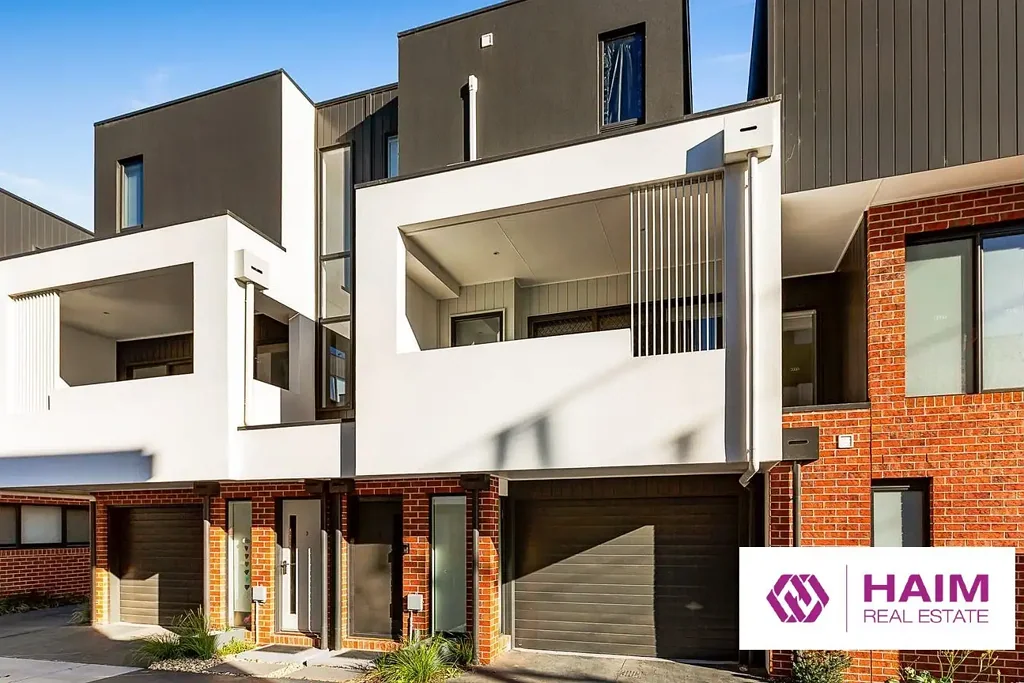 Contemporary townhouse in  prime Mentone location