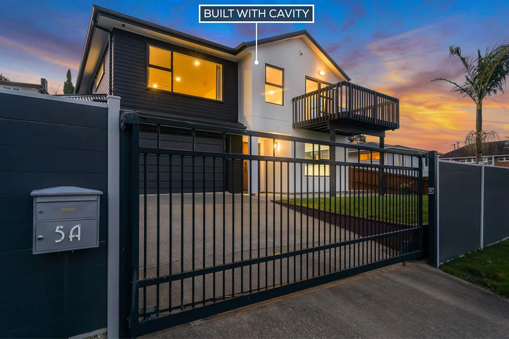 Mount Roskill 4房 2009年Jennian精品住宅，内进式双车库+北向露台，临近公园与海滨步道，现代舒适之选！ 2009 Jennian Home - Modern & Comfortable