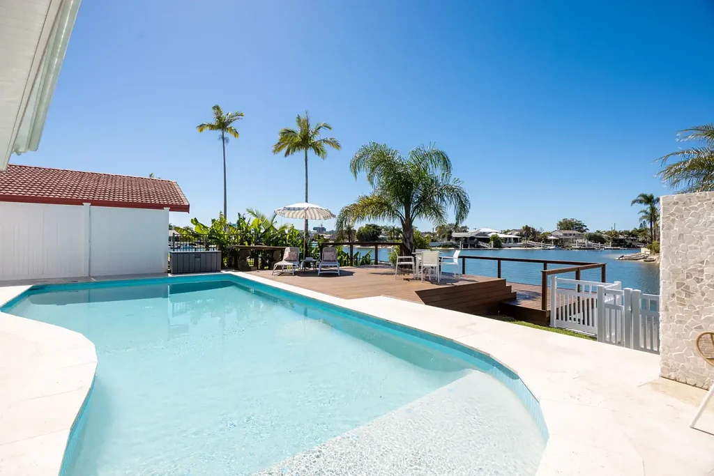 Mooloolaba 5ਬੈੱਡਰੂਮ North-Easterly Waterfront Splendour: Ocean Access