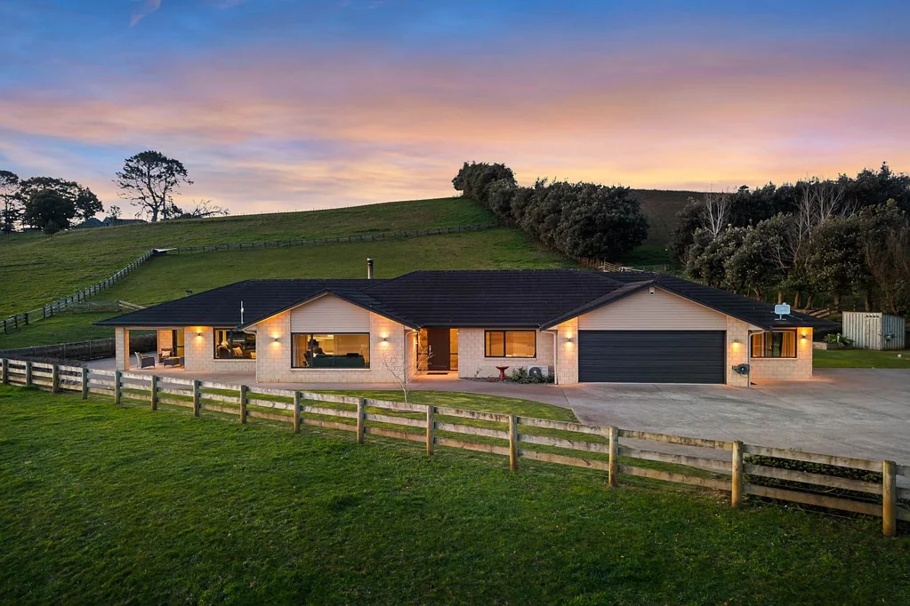 Pukekohe 5Kwarto YOUR NORTH-FACING POOLSIDE HOLIDAY HAVEN AT HOME