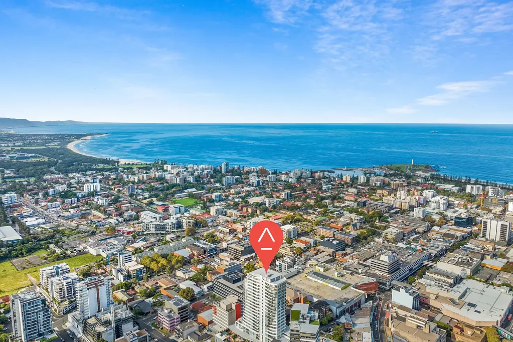 Wollongong 1房 位于备受追捧的Signature Building的这套精美呈现的1卧室公寓，将豪华、生活方式和地理位置融为一体，坐落在Wollongong市中心。 设有明亮卧室，配有内置衣柜和直通阳台的通道 现代化厨房，配备燃气灶、现代化设备和石制台面 开放式起居和用餐区，通往阳台 时尚浴室，配备时尚现代化装置 分体空调，全年舒适 安全停车位和储藏室 居民设施： 礼宾服务 最先进的健身中心 私人活动室 屋顶游泳池、烧烤露台和全景户外电影院 地理位置亮点： 毗邻Wollongong充满活力的餐饮和娱乐区 步行即可到达屡获 Modern City Retreat with Escarpment Views