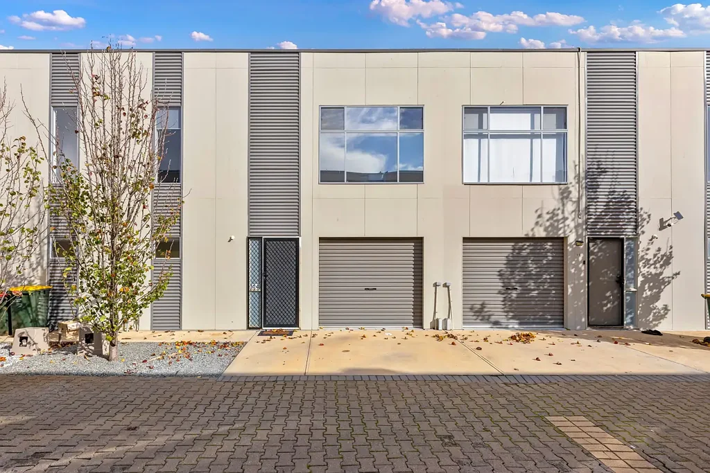 Smithfield Plains 4chambre Feature-Packed 4-Bed Townhouse Shines Bright in Smithfield Plains.