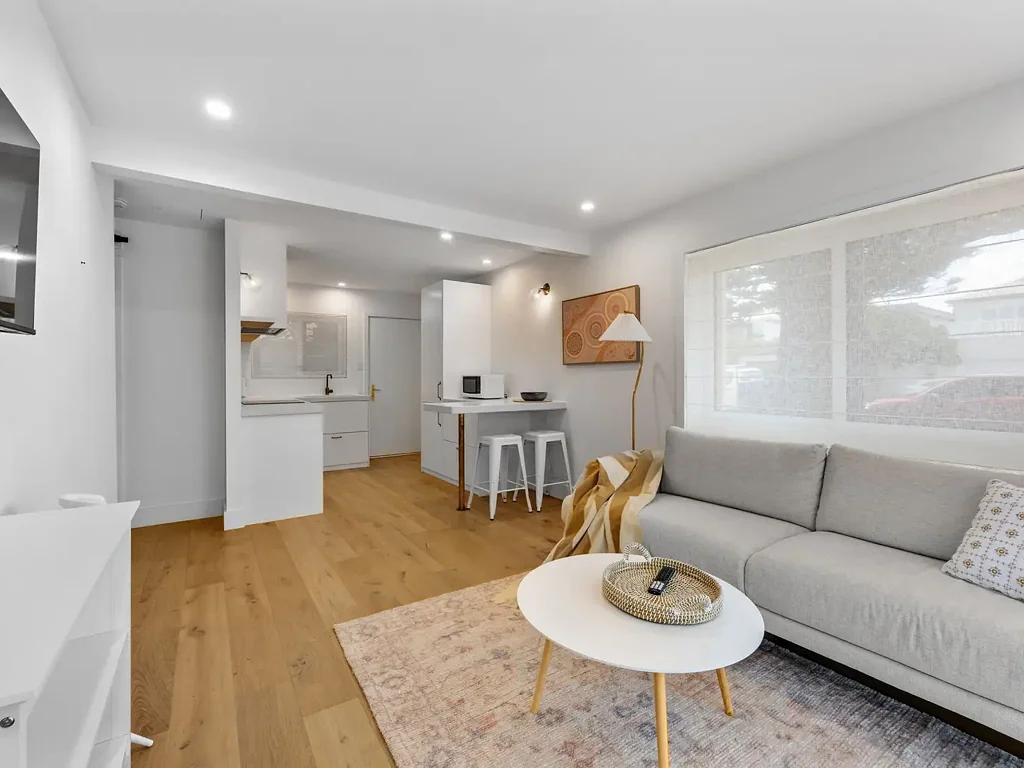 Coastal Charm: Ground Floor Apartment Steps from Mermaid Beach – Available Furnished or Unfurnished