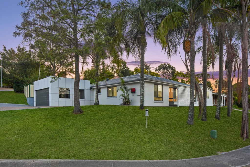 Helensvale 4બેડરૂમ Gold Coast Entertaining at Its Best: Elevated 916m2 Block with Private Spa, Pool & Home Office