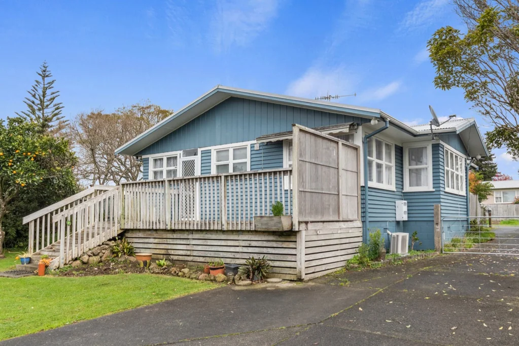 Tikipunga 3 Slaapkamer 1960s Classic with Endless Potential