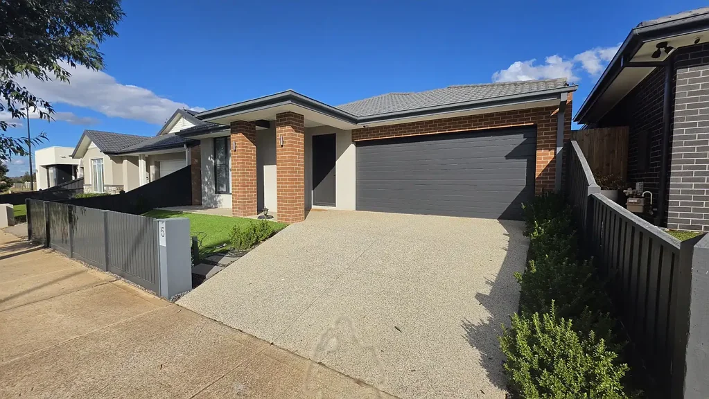 Premium Family Home – Walk to Rockbank Station!