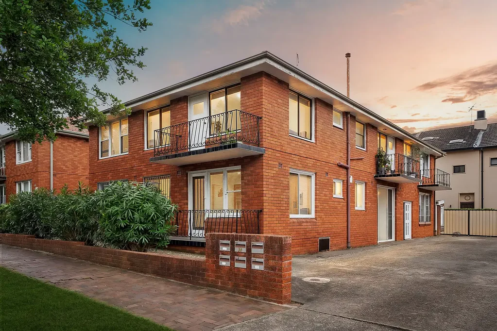 Dulwich Hill 10房 6套公寓楼块 461.6㎡土地 强劲租金收入 靠近轻轨站 优质双砖结构 木地板铺设 理想投资选择 Prime Investment with Strong Upside in a Blue-Chip Inner West Location