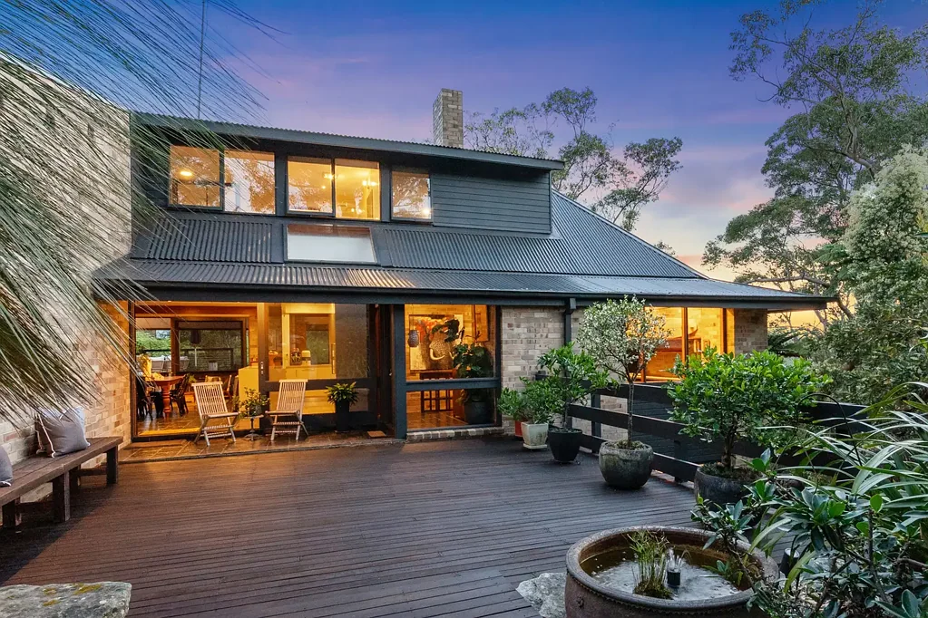 Westleigh 5房 双地块全景公园视野  西红雪松细节  巨幅玻璃景观  水下地暖厨房  手工陶砖庭院  海盐泳池沙滩座  博世电器酒窖  地下作坊车库  独立客宿空间 Nothing else compares: endless views, ultimate entertaining, hidden haven