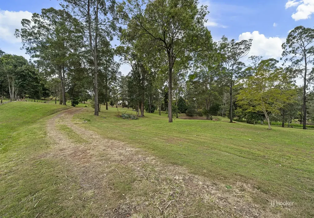 Benarkin North  The Perfect Country Escape – approx. 5 acres with Shed, Power & House Site
