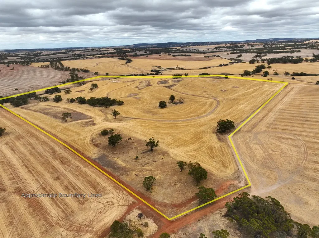 Buckland  Secluded Countryside with Year-Round Creek