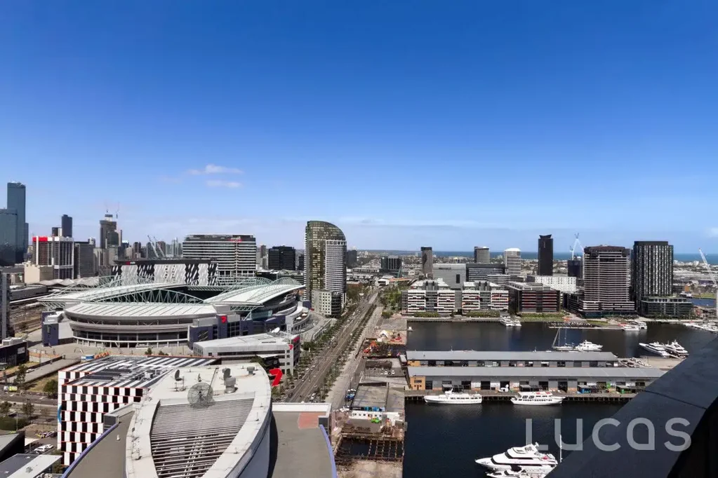 High rise 1 bedroom apartment with stunning views in Docklands' 'The Quays'