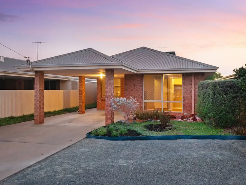 South Kalgoorlie 3 Slaapkamer UNDER OFFER - Big Shed. Big Opportunity. Act Soon
