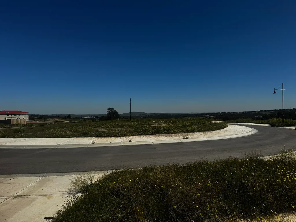 Wallan LARGE LEVEL TITLED BLOCK WITH GREAT VIEWS AT THE TOP OF HIDDEN VALLEY - 3543 sqm.