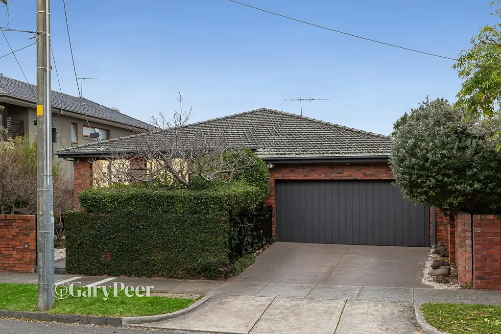 Caulfield South 5कमरा Modern family living in a prime locale