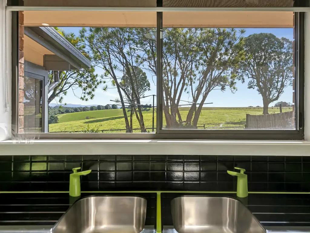 Wollongbar 3房  Renovated Home with Scenic Farmland Views & Convenient Highway Access