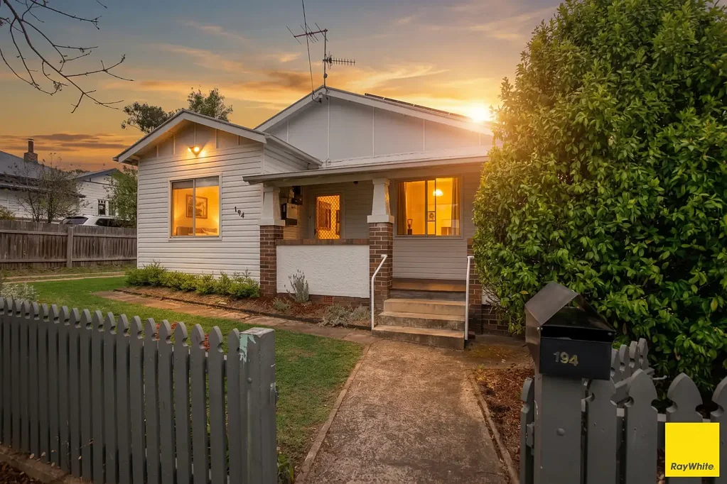 Armidale 3कमरा Sought After Central South Location
