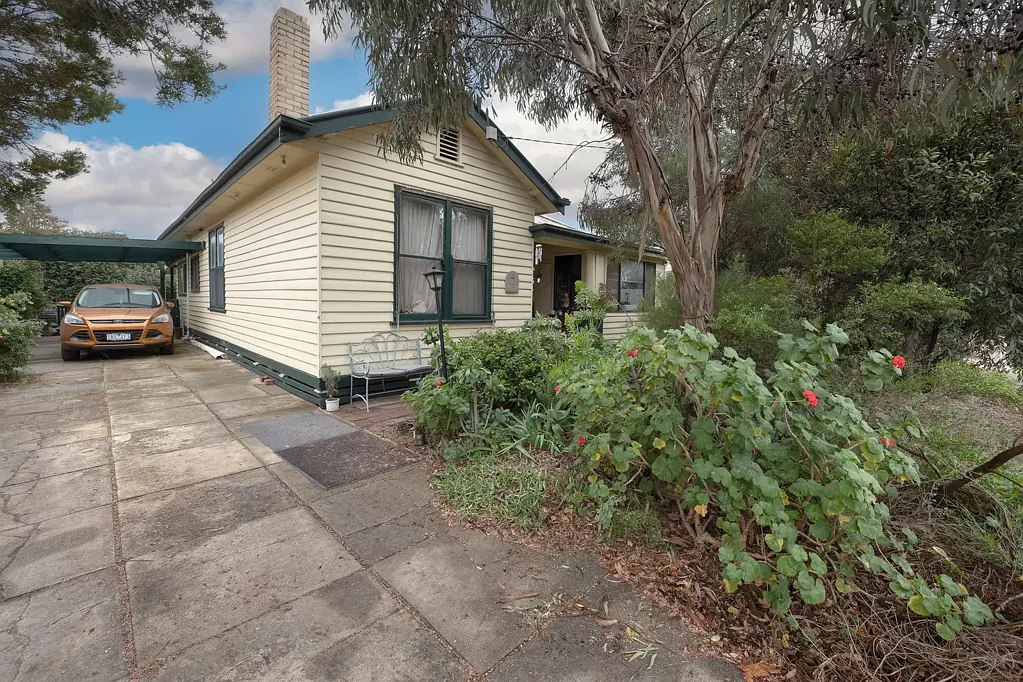 Swan Hill 3 Bedroom Centrally Located Charmer with Room to Grow