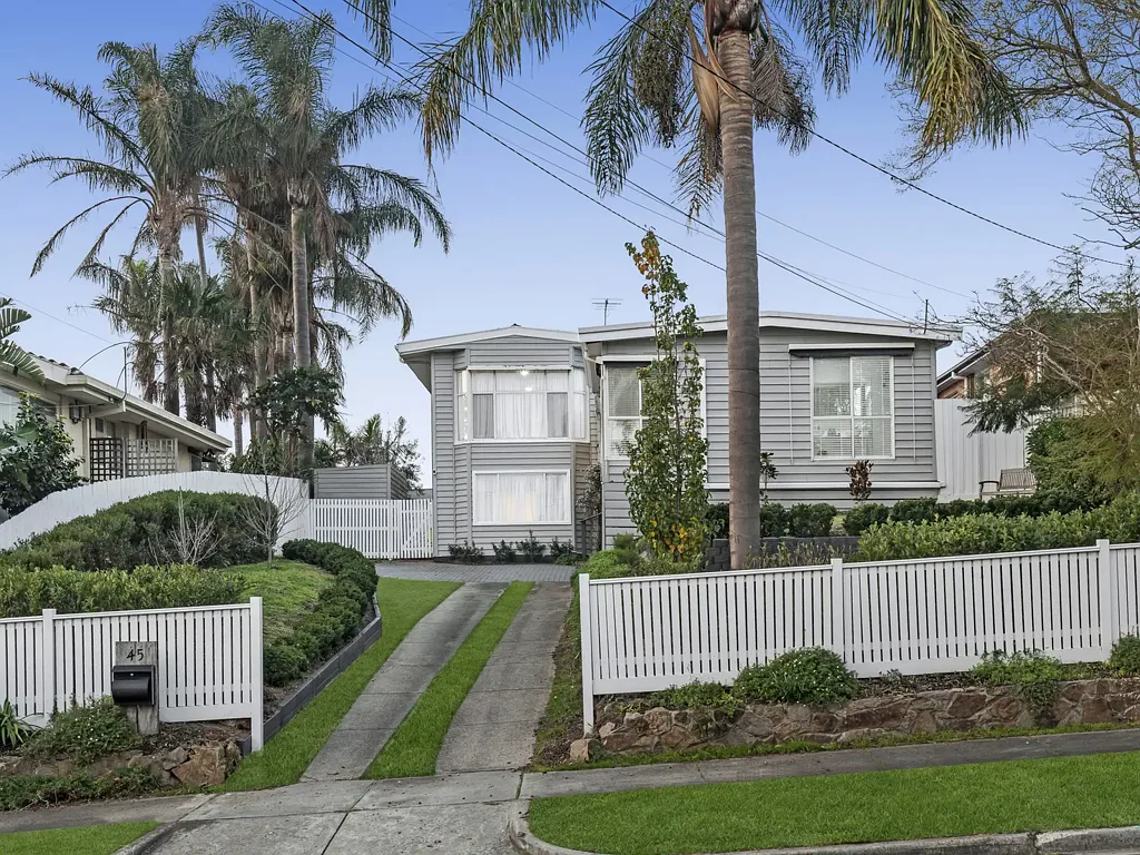Frankston 4chambre Elevated North-Facing Family Living with a Luxurious Magnesium Pool