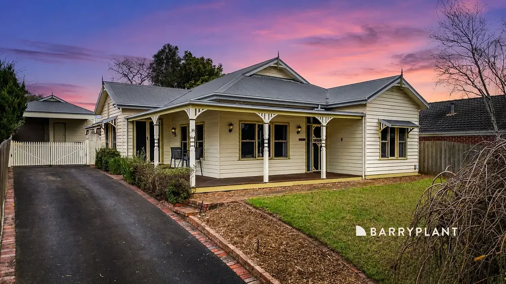 Pakenham 4房 Pakenham北宁静庭院 728m²地块 Weatherboard住宅 壮丽山景 独立平房 宽敞后院 便利生活 A Storybook Weatherboard with Views, Versatility & Timeless Charm