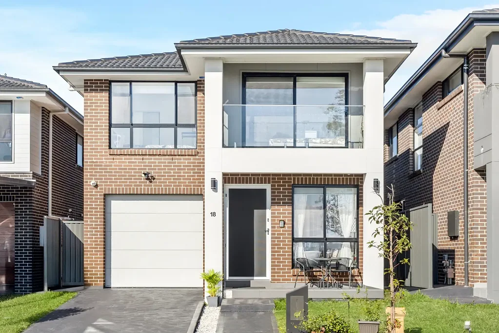 Quakers Hill 4房 步行10分钟车站 优质学校环绕 精心维护住宅 高端厨房设备 四卧宽敞舒适 太阳能安保系统 后院娱乐空间 全屋LED照明 遥控单车库 Near New, Ideally located immaculate family home within 10 minutes walk to Schofields Train Station & Shops