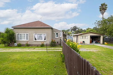 Kaiti 3Moenga Land and Income - rare combination