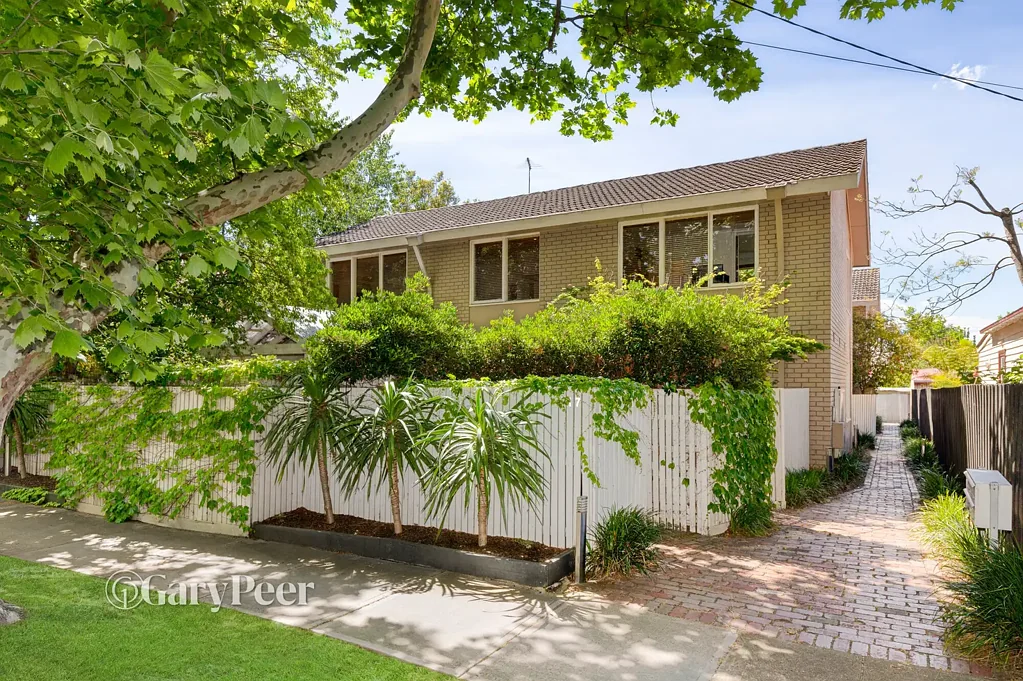 Malvern East 2房 专属组团六户 真橡木地板 茂密景观 大窗户树冠环绕 宽敞起居石材厨房 卧室带镜柜 现代浴室 分体冷暖 Monash大学旁 咖啡馆林立 步行车站电车 Updated, spacious & brilliantly located