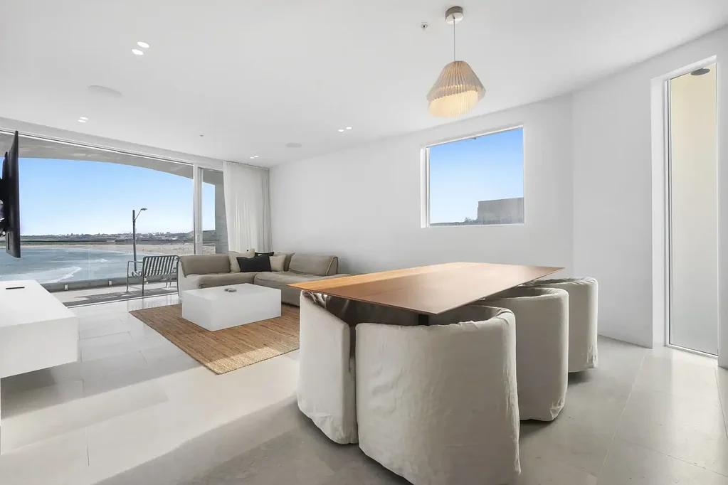 Near-New Whole-Floor Apartment with Breathtaking Ocean Views