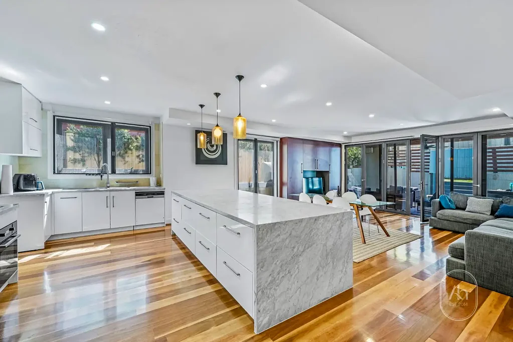 Elegant and Spacious Luxury Home in Prime Doncaster Location I Five-Bedroom House