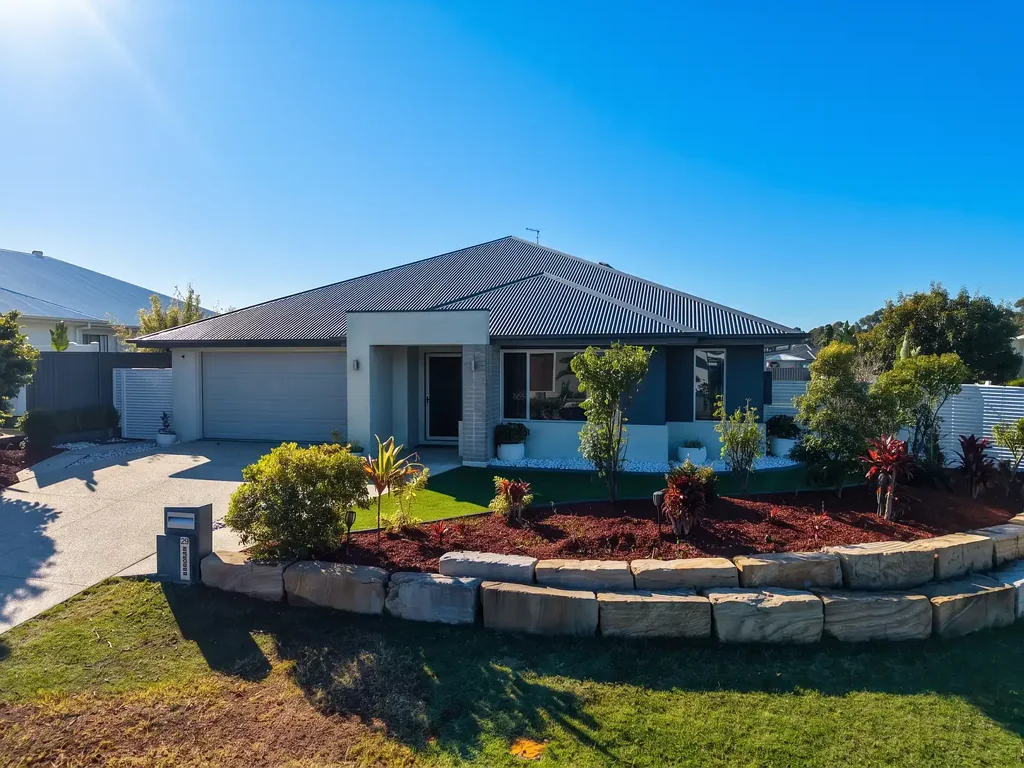 Banksia Beach 4Kwarto Style Master built quality on a corner block, designed for family living at its finest.