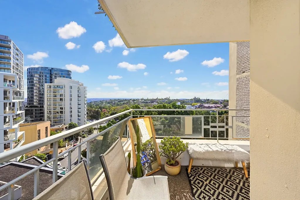 Bondi Junction 2બેડરૂમ Elevated District Views, Generous Space & Outstanding Potential