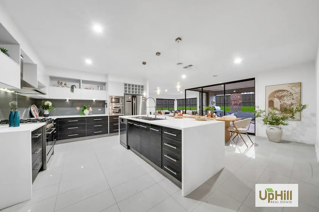 Cranbourne East 4房 宽敞的家庭生活，带影院和工作室（收入来源），另带额外卫生间 Spacious Family Home with Fully Approved Professional Studio & Income Potential