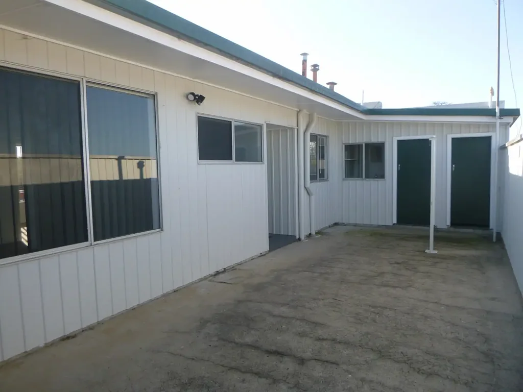RENOVATED UPSTAIRS UNIT IN BEGA