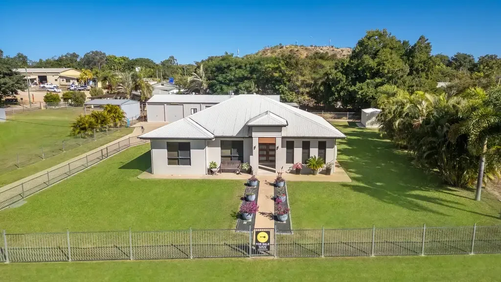 Mosman Park 4침실 Spacious Family Living with Exceptional Shed Space on a Beautifully Maintained 1,743m² Block