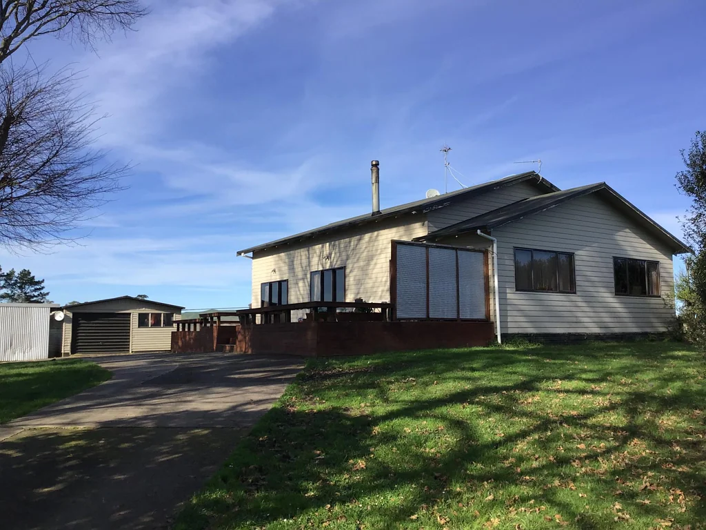Experience the charm of country living just 6km from town!