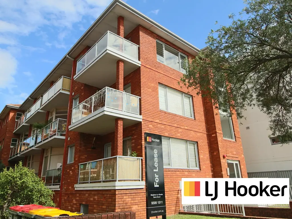 TOP FLOOR STUDIO APARTMENT - BEACH OPPOSITE