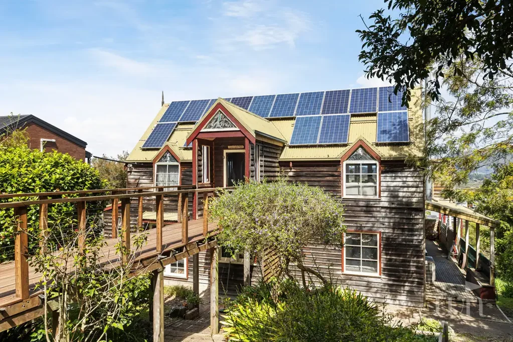 Mount Martha 3房 宁静死胡同 1494m²宽地 海滨生活精髓 壮丽码头景观 双大露台娱乐 反转循环空调 Cottage-Style Charm with Sweeping Marina Views