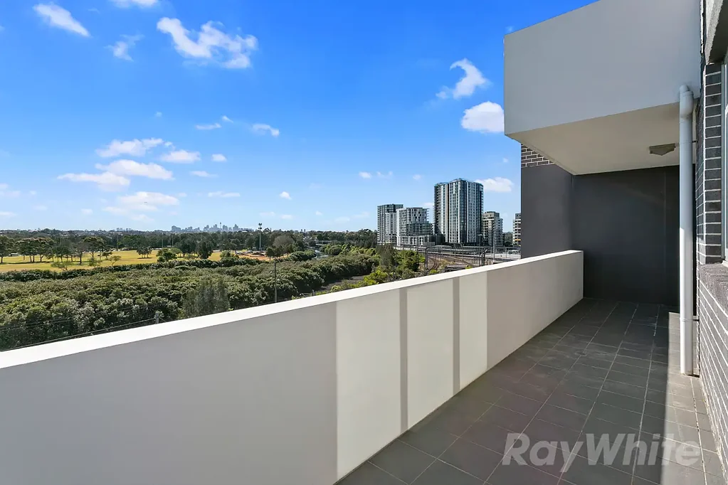 Modern Apartment  with Views of Sydney Skyline!