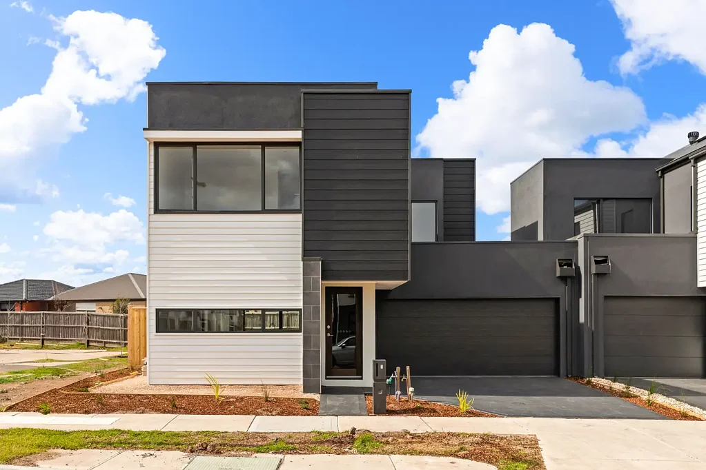 BRAND NEW CORNER TOWNHOUSE NOW AVAILABLE FOR RENT