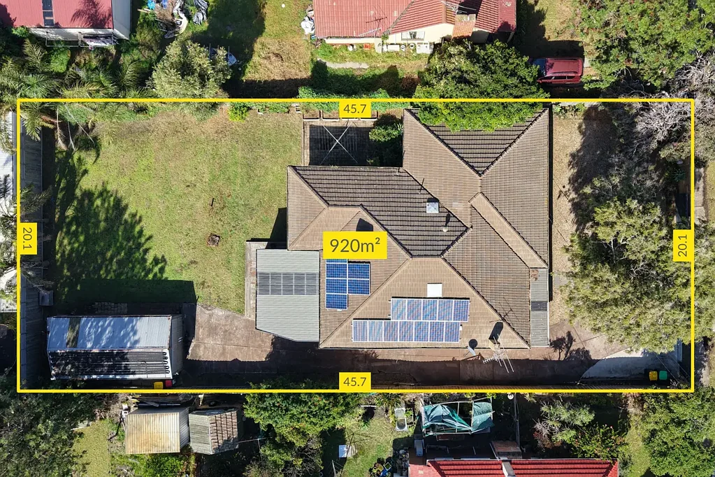 Carrum 5房 宽敞门面安全围栏 920m2宽绰用地 开放式现代厨房 大型家庭生活区 双联车库长车道 五卧四储衣房 步行学校车站 海滨河畔便利 Spacious Family Living on a huge block of 920m2 (approx.) in Prime Carrum Location