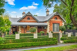 9 The Avenue, Lorn