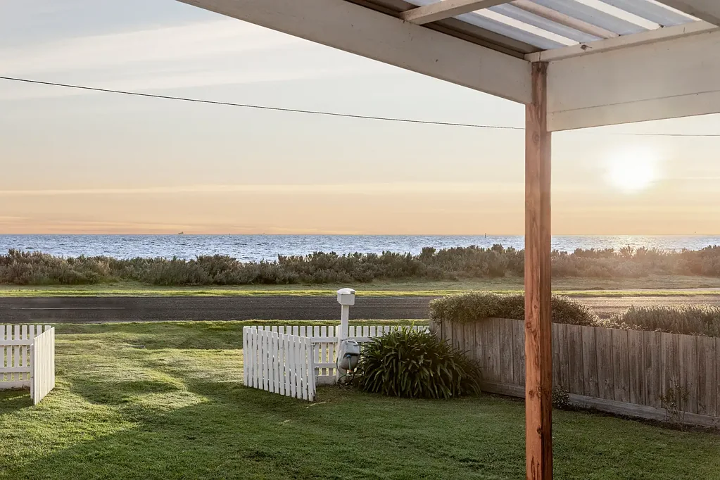 Portarlington 4房  A Rare Beachfront Offering on 2,968m2 (approx.)