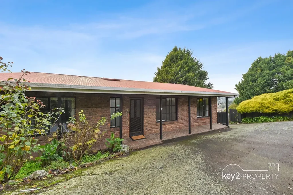 West Launceston 4कमरा A Hidden Gem with Room to Grow