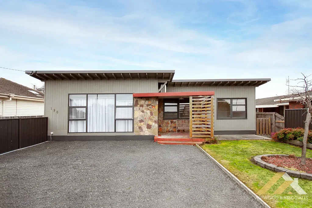 Bairnsdale 4 Bedroom GREAT LOCATION AND ENORMOUS SHEDDING