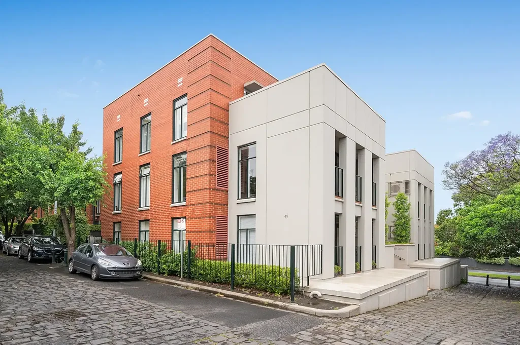 Charming Top-Floor Apartment in Prime Location - Light-Filled, Spacious, and Perfect for Entertaining