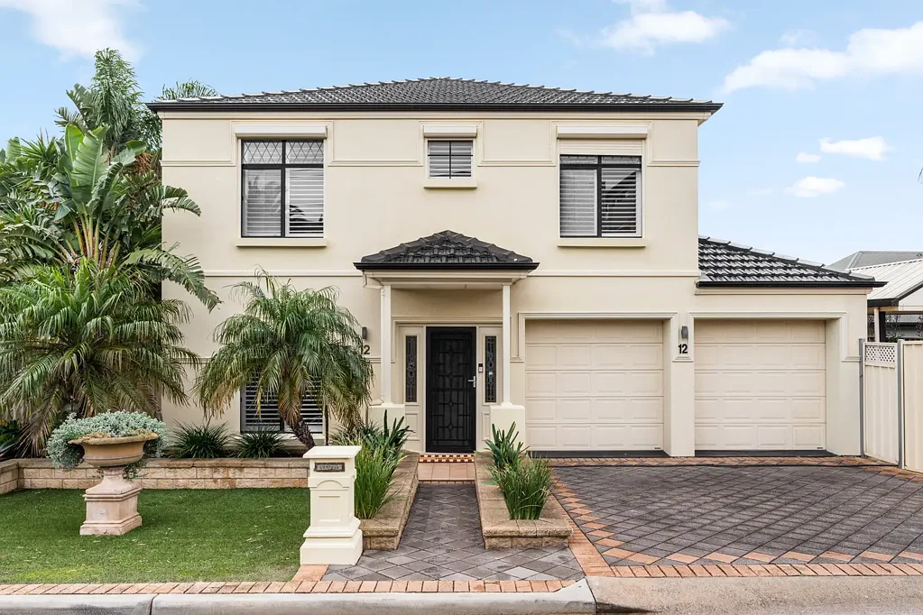 West Beach 3房  Coast on cue - a sunlit, spacious take on West Beach's best side…