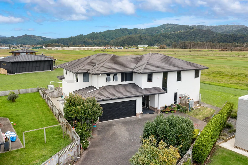 Whitianga 4 Slaapkamer Home is where the hangar is.