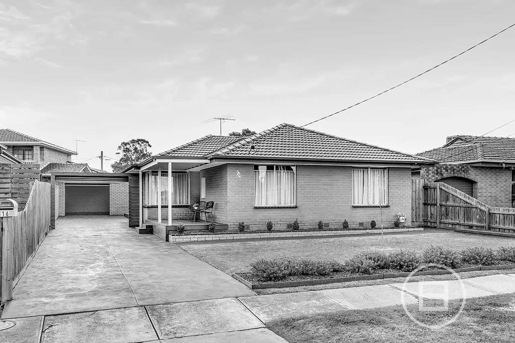 Keilor East 3房 全面改造阳光房 三卧储物丰富 智能中央浴室 宽敞起居用餐 高端电器厨房 移动安防集成 超大单车库 便捷生活配套 朝北宽敞后院 Auction Saturday 11th October at 1pm