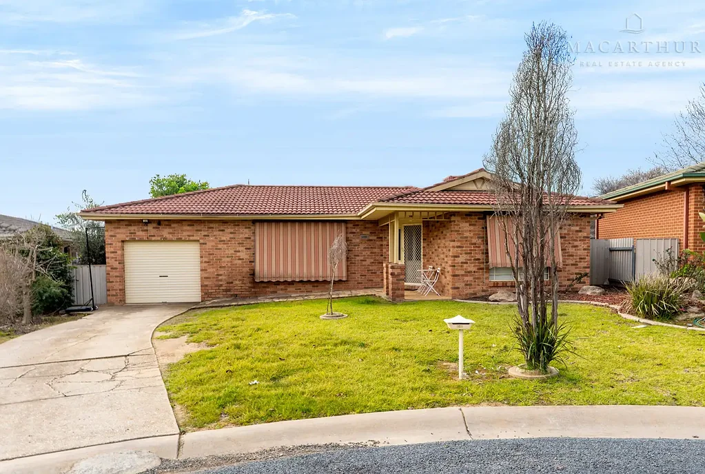 Comfortable Family Living in a Quiet Cul-de-Sac
